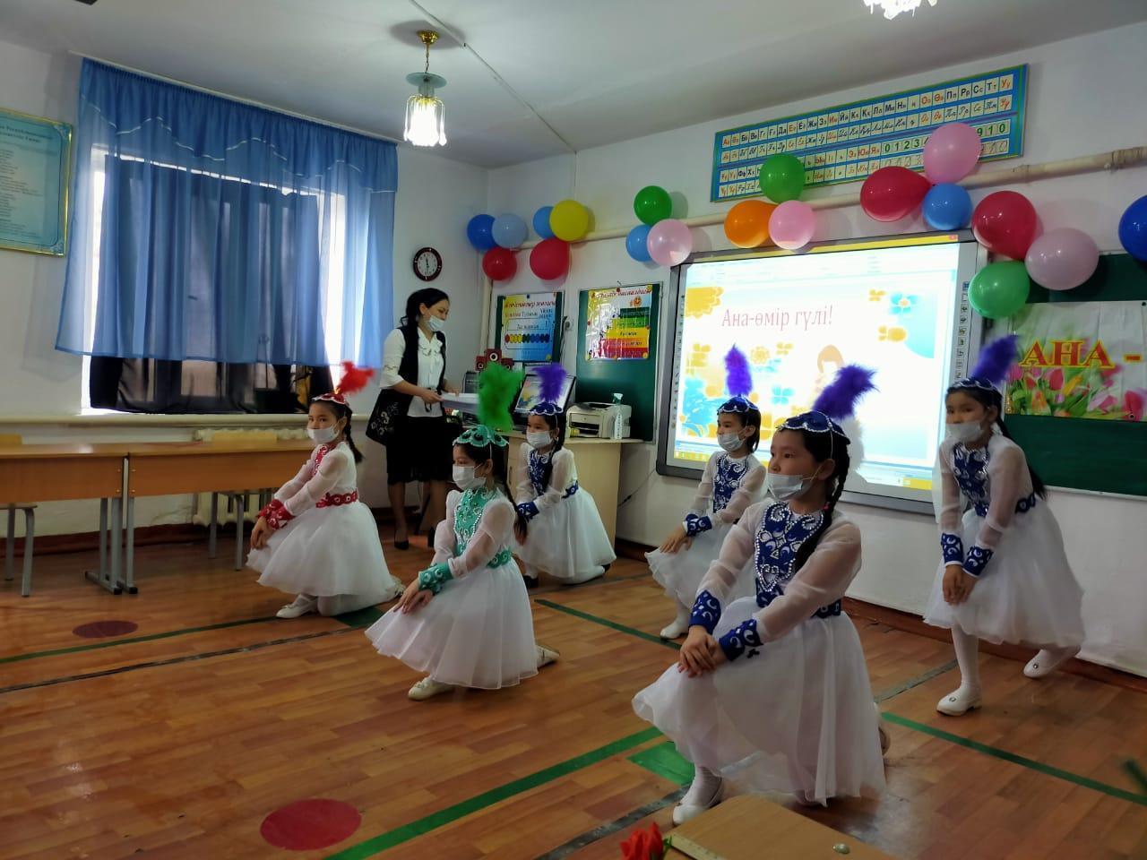 "Ана-өмір гүлі" атты тәрбие сағаты